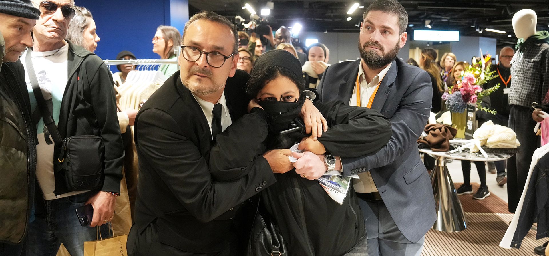 Un manifestante es evacuado de los grandes almacenes BHV con motivo de la inauguración de la primera tienda física de la marca de moda rápida Shein, el miércoles 5 de noviembre de 2025 en París. (Foto AP/Thibault Camus) Un manifestante es evacuado de los grandes almacenes BHV con motivo de la inauguración de la primera tienda física de la marca de moda rápida Shein, el miércoles 5 de noviembre de 2025 en París. (Foto AP/Thibault Camus)