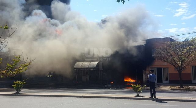 Tres horas de tensión por un gran incendio en barrio Fomento 9 de Julio