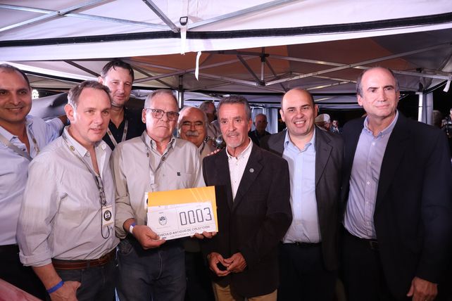 Entregaron las primeras chapas patentes para autos antiguos de colección