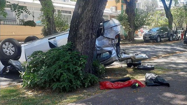 Paraná: Violento vuelco en la zona Parque Urquiza.&nbsp;Foto: Bomberos Voluntarios de Paraná.