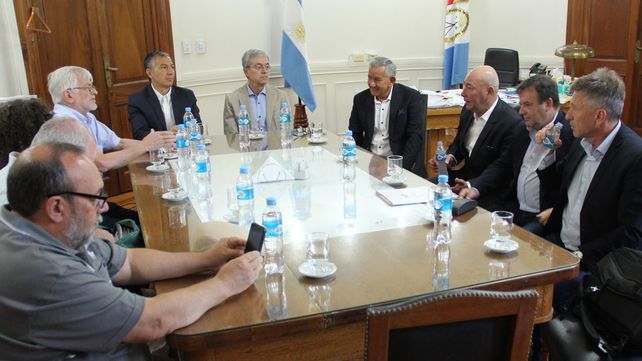 El gobierno ofreció 25% de aumento a los estatales para diciembre y otro 5% para enero