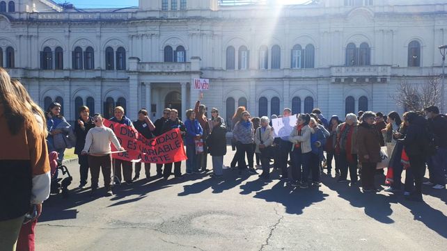 Varias personas se expresaron frente a Casa de Gobierno