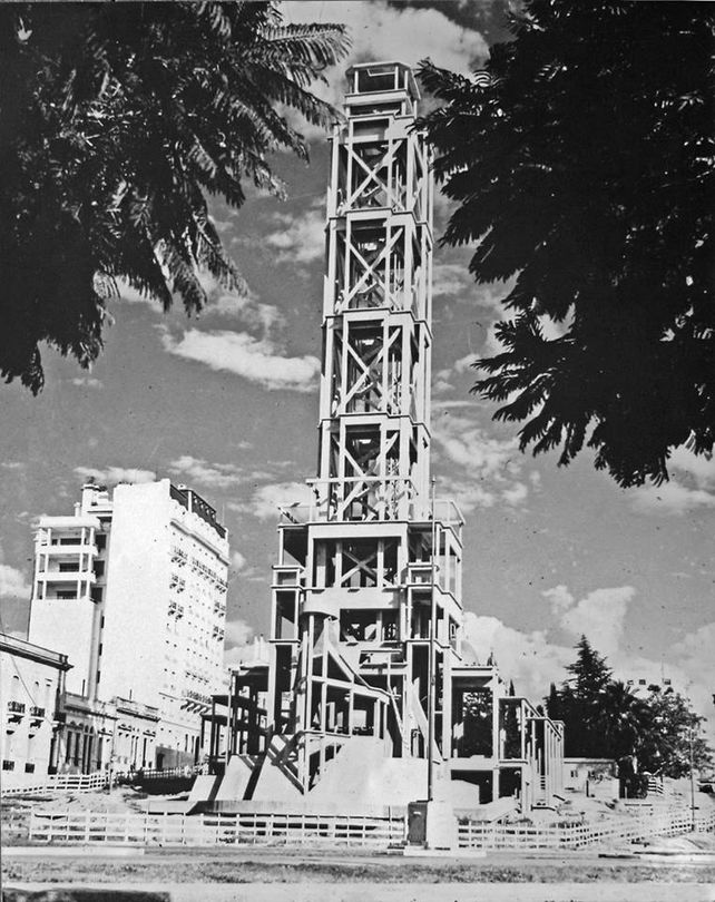 Monumento en construcción. El creador de este emblemático espacio fue el arquitecto e ingeniero Ángel Guido. 