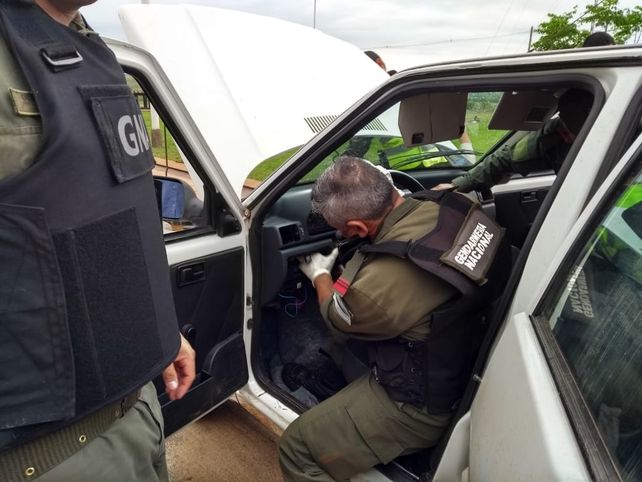 Requisa. Los gendarmes detectaron el estupefaciente en el torpedo y el piso del vehículo.&nbsp;