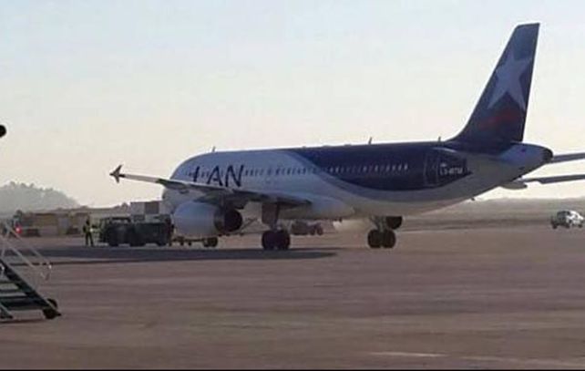 Una broma pesada de un pasajero obligó a cancelar el vuelo 4253 de la línea aérea LAN que debía unir Mendoza con Buenos Aires.