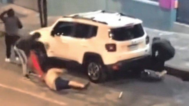 Hinchas de River Plate fueron atacados a golpes en Brasil.