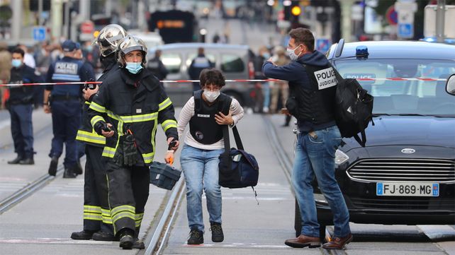 Francia: un ataque terrorista dejó tres muertos y varias personas heridas