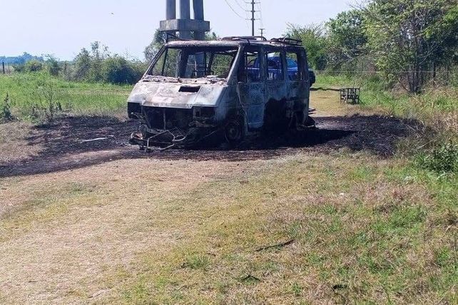 Escalofriante hallazgo en un camino rural: una trafic quemada con restos humanos en su interior