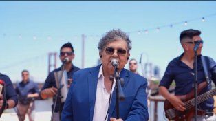 {alttext(El video de Cacho Deicas fue filmado en la Costanera Este de Santa Fe,Cacho Deicas volvió a cantar los grandes hits de Los Palmeras en la Sessión #54 de Sin Miedo)}