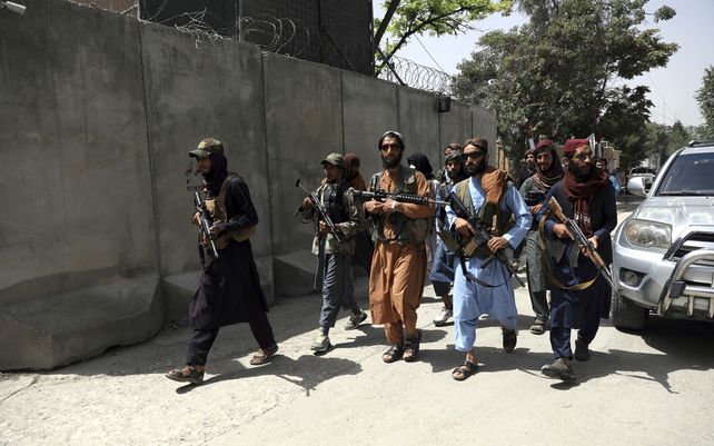 Combatientes talibanes patrullan en el barrio de Wazir Akbar Khan en la ciudad de Kabul