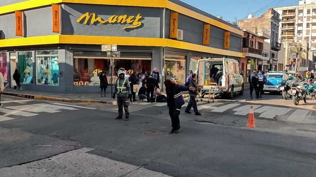Remisero chocó a una mujer que cruzaba por la senda peatonal en Paraná.