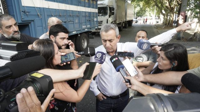 El intendente Javkin habló con la prensa frente al supermercado baleado, propiedad del papá de Antonela Rocuzzo.