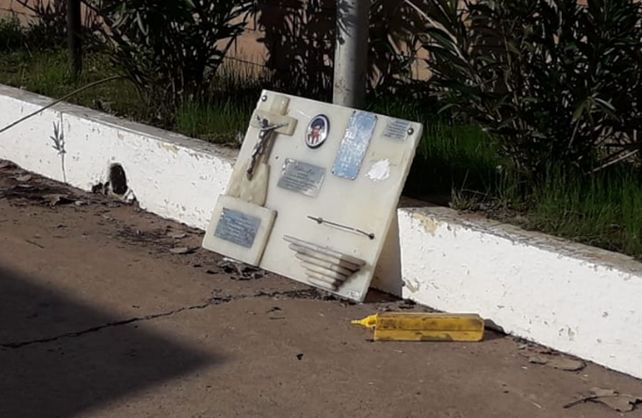 La familia Arce se manifestó este lunes por la mañana frente a la administración del cementerio en busca de respuestas (Foto gentileza: Radio EME 96.3).