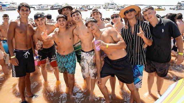 Los jóvenes disfrutan de una nueva edición de la la Fiesta de la Playa en Villa Urquiza.