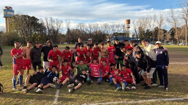 Primera B. El Club del Gran Rosario goleó a Bancario y el único puntero en la segunda categoría.