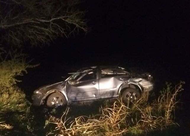 Fatal vuelco en ruta 20: Dos jóvenes murieron al ser despedidos del vehículo