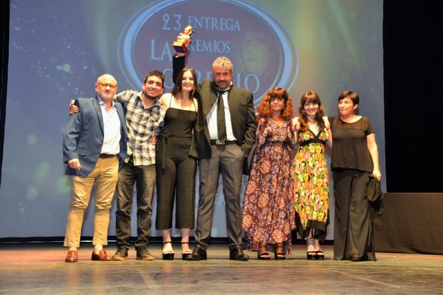 Daniel Villalba levanta La Gordillo por “Italia” junto al elenco de la obra en la ceremonia realizada en el teatro La Comedia.