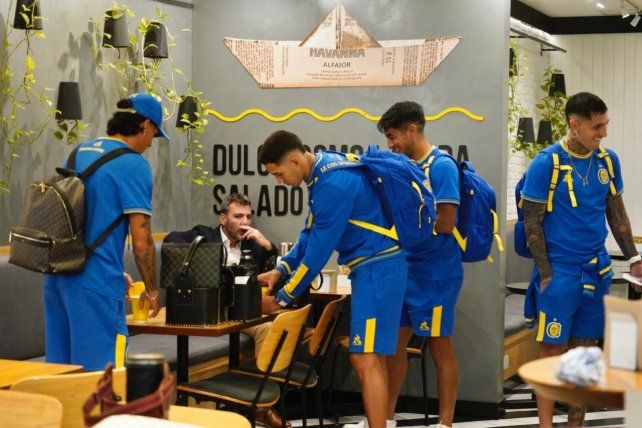 Los futbolistas de Central en la previa del viaje a Paraguay. Casi todos fueron requeridos por los hinchas que estaban en el aeropuerto.