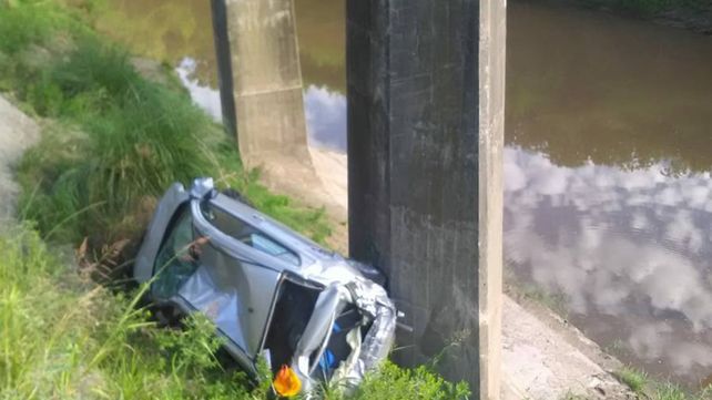 Un auto cayó al vacío en el puente blanco de la ruta provincial 131