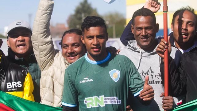 El mediocampista Jamal Bhuyan fue acompañado para algunos hinchas que llegaron de Bangladesh.