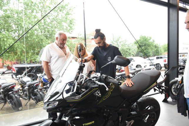 Ezequiel Toia, dueño de Triumph Rosario, junto a los clientes de la marca.