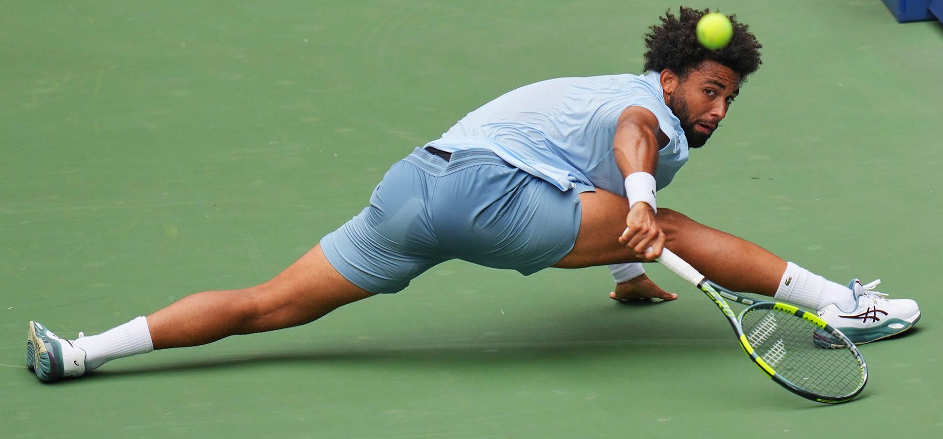 Arthur Fils, de Francia, se lanza para devolver la pelota a Stefanos Tsitsipas, de Grecia, durante la primera ronda del Abierto de Estados Unidos de tenis, el lunes 31 de agosto de 2026, en Nueva York. (Foto AP/Kirsty Wigglesworth)
