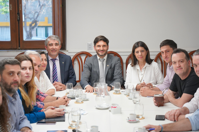 El jefe de la Casa Gris junto a los legisladores del Partido Socialista.