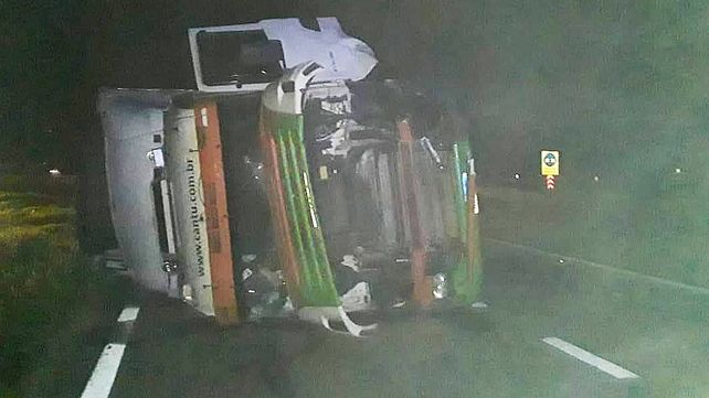 Un auto y un camión protagonizaron un accidente vial en el cruce de las rutas 127 y 32