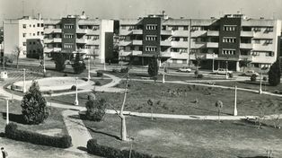 La Plaza José Hernández comunica con la Escuela Número 66 General Las Heras, en el barrio Presidente Perón.