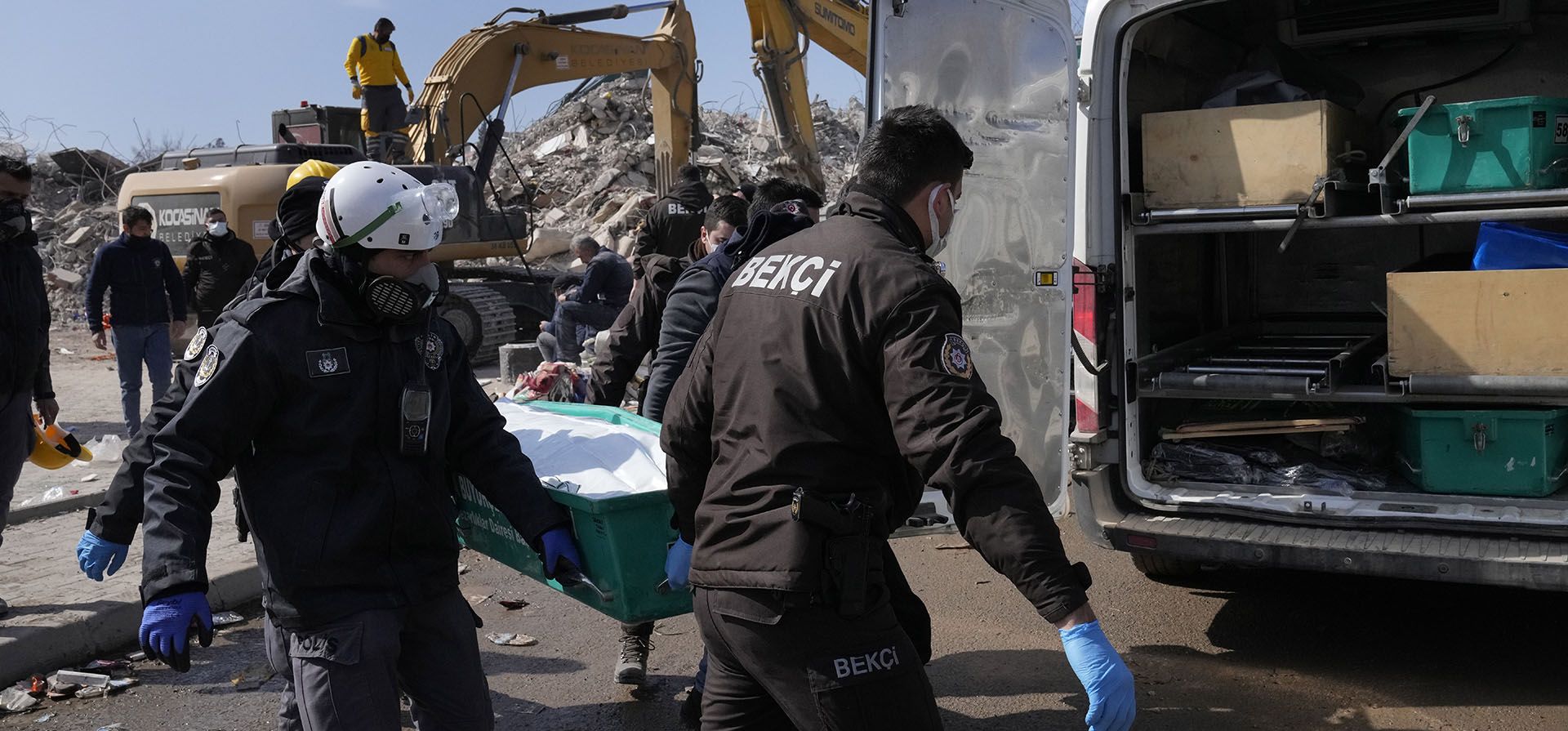 Trabajadores municipales cargan un cadáver no identificado en la ciudad de Kahramanmaras, en el sur de Turquía, el miércoles 15 de febrero de 2023. Miles de personas que quedaron sin hogar por un terremoto que asoló Turquía y Siria hace una semana. (AP Photo/Hussein Malla)