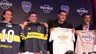 El presidente de Boca, Juan Román Riquelme, junto a accionarios del reconocido café.