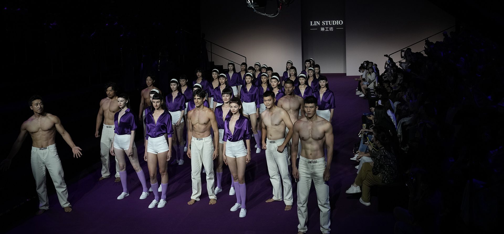 Un grupo de modelos posan después de un desfile de modas de Lin Studio by Lintang durante la semana de la moda en Beijing, el lunes 5 de septiembre de 2022.