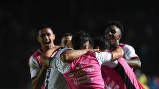 Por una copa feliz. Los jugadores de Newells celebran el último gol convertido, de Recalde ante Colón en Santa Fe.