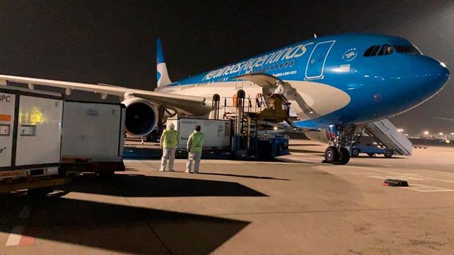 EN LA PISTA. Anoche los dos Airbús completaban los trabajos de carga en aeropuertos ubicados al otro lado del planeta.