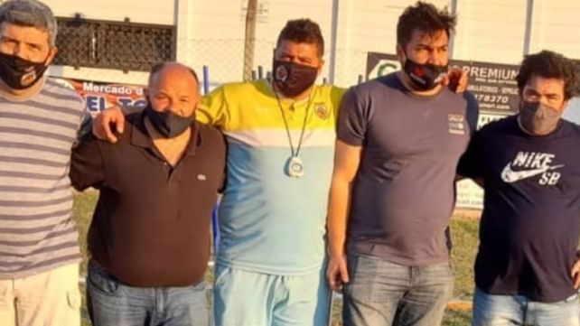 Quiroga y los colaboradores. El ex Rosario Central es el técnico de Bancario desde la temporada 2019.&nbsp;