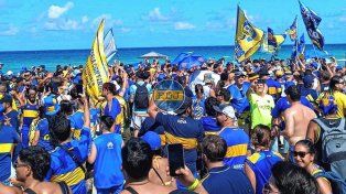 Los hinchas de Boca en la previa al partido. Pero en el medio la cargada de River con&nbsp; un avión.