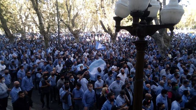 Los choferes coparon el municipio y la sede de Gobernación en una movilización histórica
