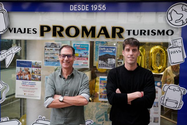 Pablo y su sobrino Stéfano Procopio, al frente del local de Promar que muestra el logo anterior de la marca, todo un emblema en la agencia. 