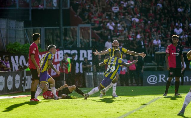 Campaz anotó de cabeza en el primer clásico del año. El Canalla festejó de visitante.