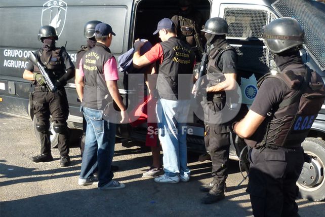 Golpe a los violentos: allanaron, secuestraron armas y detuvieron a 10 hombres