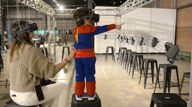Un nene experimenta la propuesta de realidad virtual en la muestra 