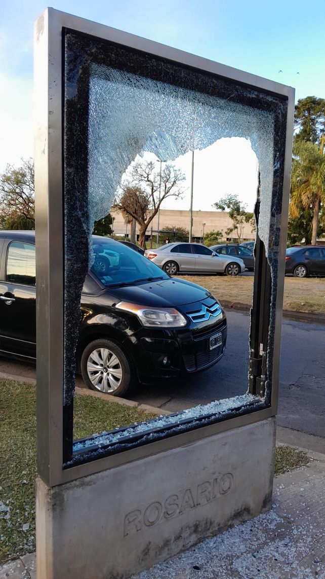 Vandalismo imparable: rompen 20 tótems de publicidad por mes