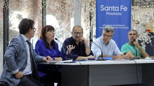 Los ministros Celia Arena y Marcos Corach, acompañados de los funcionarios Oscar Urruty, José Luis Freyre y&nbsp; Carlos Kaufmann.