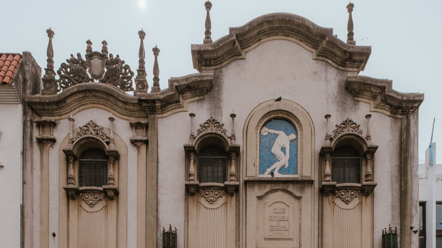 Uno de los legados arquitectónicos de Ángel Guido en Rosario fue fotografiado por los franceses