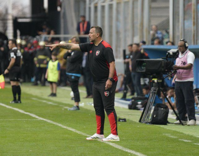 Cristian Fabbiani da indicaciones en el medio del partido. Claramente el equipo no le respondió.