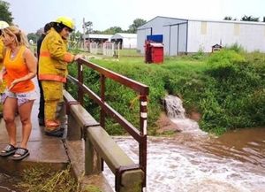 Un chico de 10 años fue salvado por una vecina y la policía de caer en un canal