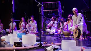 Combinación. Sonoterapia, meditación, yoga, música, aromaterapia, reiki y otras disciplinas.