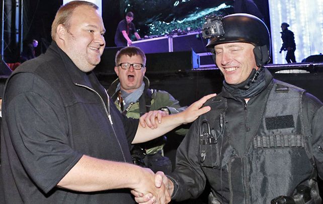 Imbatible. Dotcom (cuyo nombre real es Kim Schmitz) saluda a un policía de Auckland en la presentación de Mega.
