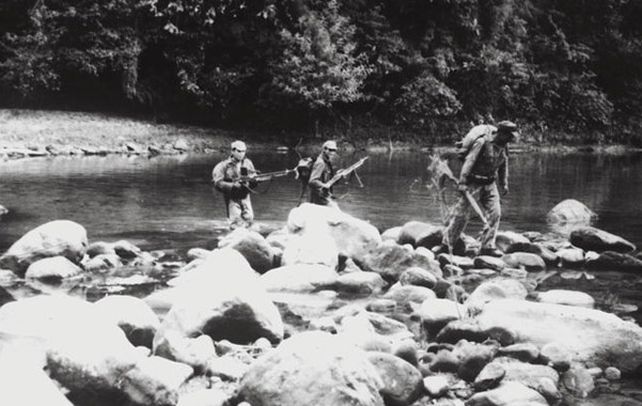 Documento inédito. Tres guerrilleros cruzan un río en la selva boliviana. Las fotos fueron secretas desde 1967.