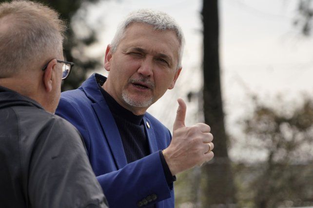 Positivo. El gesto de Carloni en la ciudad deportiva. Busca ser presidente de Central en las próximas elecciones.